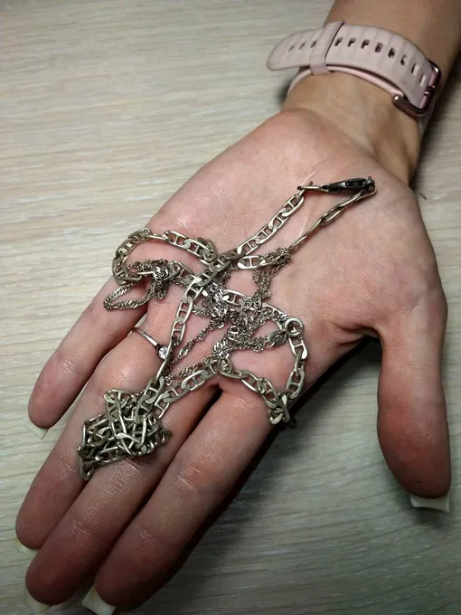 Простой способ чистки серебряных украшений: алюминиевая фольга, горячая вода и пищевая сода