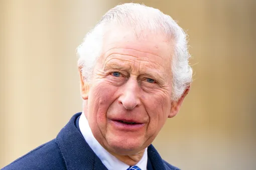 Это вам не печеньки с чаем: день Карла III начинается со стойки на голове Это вам не печеньки с чаем: день Карла III начинается со стойки на голове