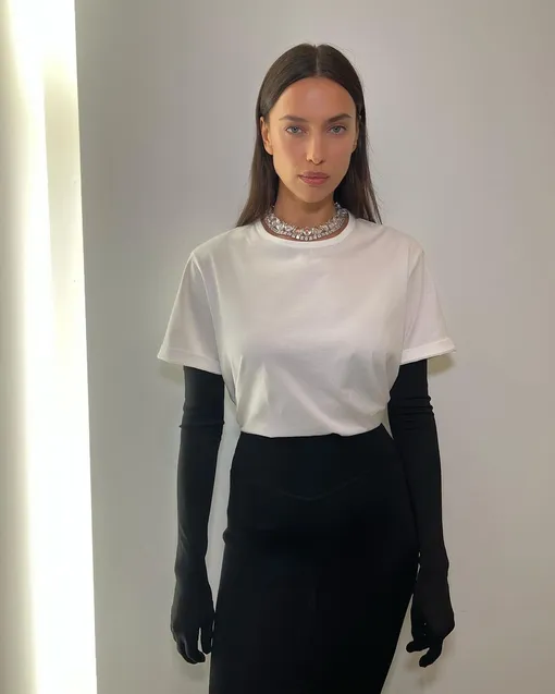 Футболка смотрится контрастно с чёрными перчатками и юбкой