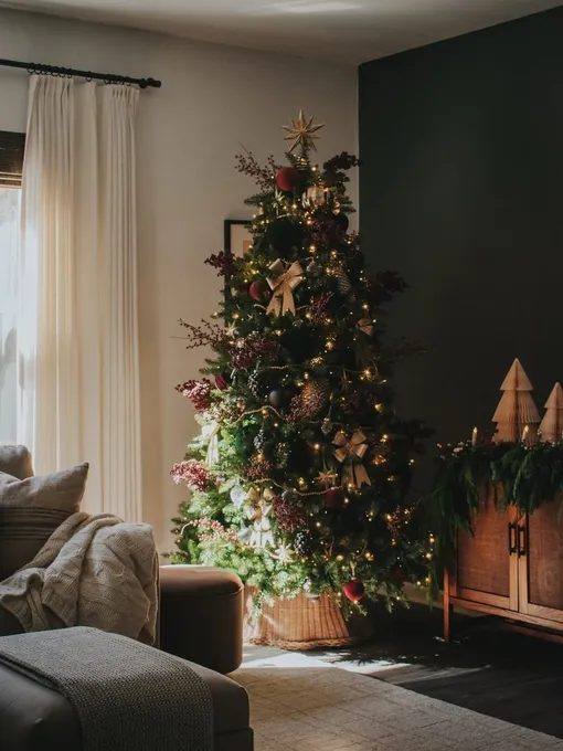 Спокойная гамма поможет красиво украсить гостиную к Новому год 2026у. Спокойная гамма поможет красиво украсить гостиную к Новому год 2026у.