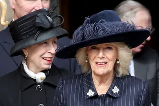 Черная полоса Виндзоров не кончается: бремя власти не выдержала королева Камилла