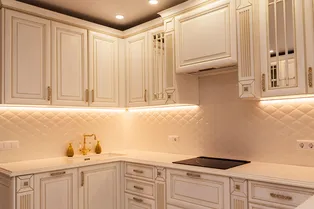 Трафареты и декоративные панели: 5 способов обновить надоевший кухонный фартук без снятия плитки