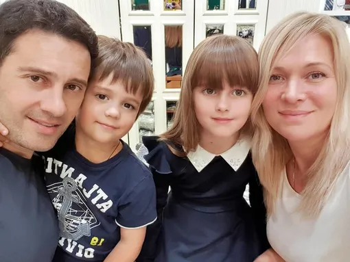 Виктория и Антон Макарские с детьми Виктория и Антон Макарские с детьми