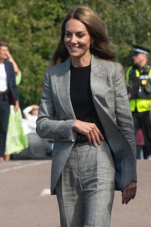 Кожаный ремень и брюки со стрелками: Кейт Миддлтон отказалась от романтических образов в пользу деловых Кожаный ремень и брюки со стрелками: Кейт Миддлтон отказалась от романтических образов в пользу деловых