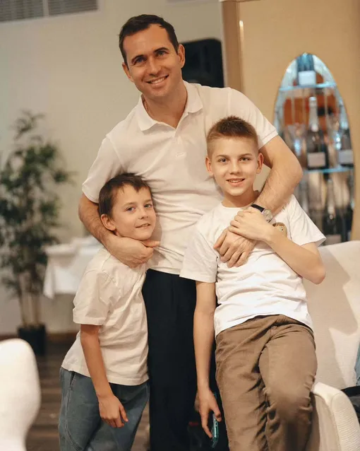 Александр Кержаков с сыновьями Артемием и Игорем