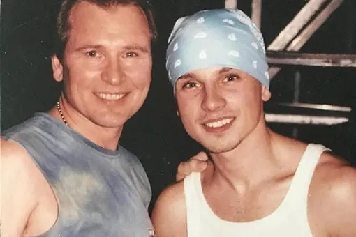 «Вообще не похож на себя»: Никита Малинин опубликовал архивную фотографию с мамой