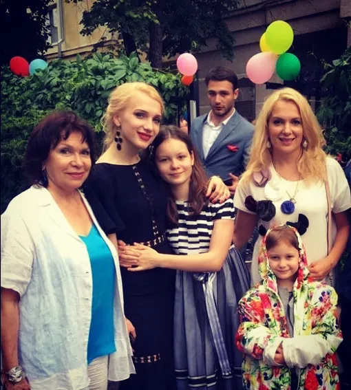 Мария Порошина с матерью Наталией Красноярской (слева), сестрой и дочками