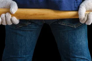 Отца, гулявшего с 9-месячным ребенком, избил битой пьяный водитель