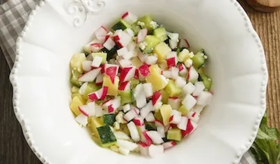 Редис нарежьте или натерите на терке.