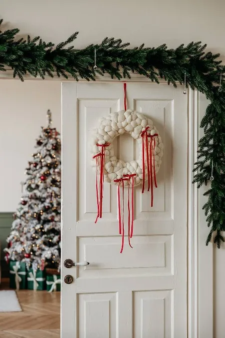 Венок «Бархат» из лимитированной коллекции дизайнера Хелен Лум, известной своими оригинальными авторскими светильниками.