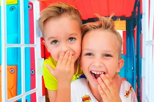 Стали долларовыми миллионерами и переехали в Майями: история детей-блогеров Влада и Никиты Вашкетовых