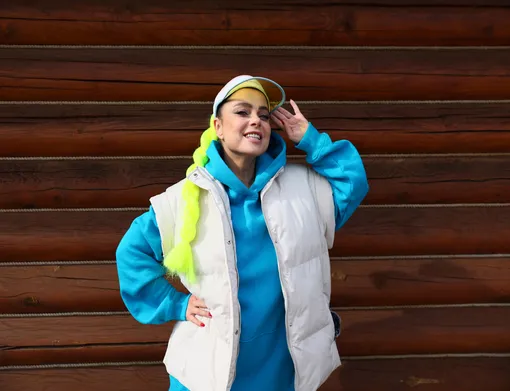 Наташа Королева предстала в новом образе: с цветной косой и в стильном худи Наташа Королева предстала в новом образе: с цветной косой и в стильном худи