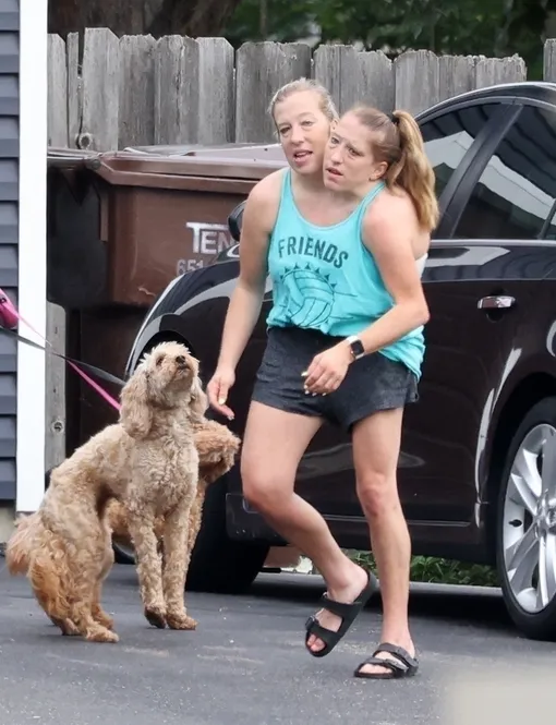 Эбби и Бриттани с лабрадудлем 28 августа 2025 года Эбби и Бриттани с лабрадудлем 28 августа 2025 года