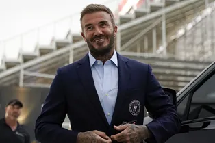 Как семья Дэвида Бекхэма поддержала его во время встречи с Лионелем Месси. Особенно постаралась дочка Харпер Как семья Дэвида Бекхэма поддержала его во время встречи с Лионелем Месси. Особенно постаралась дочка Харпер