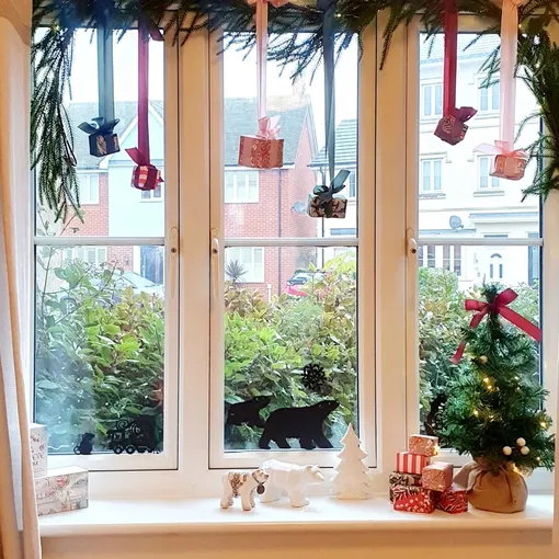 гирлянды из хвои на окне