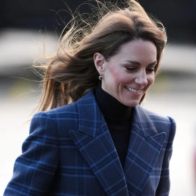 Ледяной и тёмно-синий: Кейт Миддлтон в коллаборации с британским брендом создала пальто и появилась в нём на публике