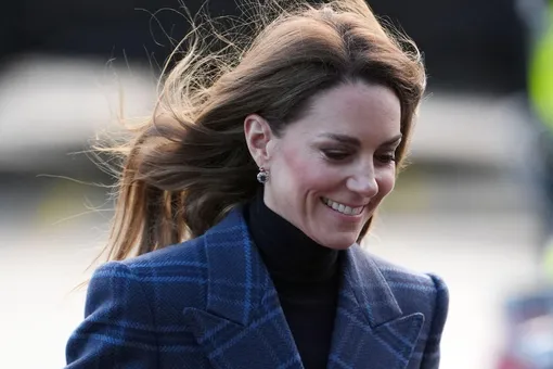 Ледяной и тёмно-синий: Кейт Миддлтон в коллаборации с британским брендом создала пальто и появилась в нём на публике Ледяной и тёмно-синий: Кейт Миддлтон в коллаборации с британским брендом создала пальто и появилась в нём на публике