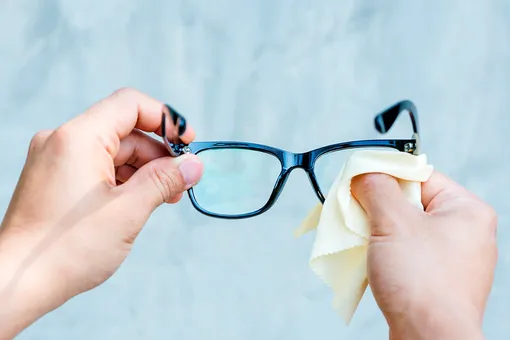 Коронавирус: как дезинфицировать смартфон, пластиковую карту и очки?