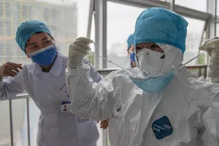 Борьба со смертью: как работает медперсонал в охваченном коронавирусом Ухане Борьба со смертью: как работает медперсонал в охваченном коронавирусом Ухане