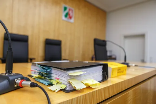 «Немецкая Жизель Пелико»: в Германии судят мужчину, который 15 лет насиловал жену и выкладывал видео в интернет «Немецкая Жизель Пелико»: в Германии судят мужчину, который 15 лет насиловал жену и выкладывал видео в интернет