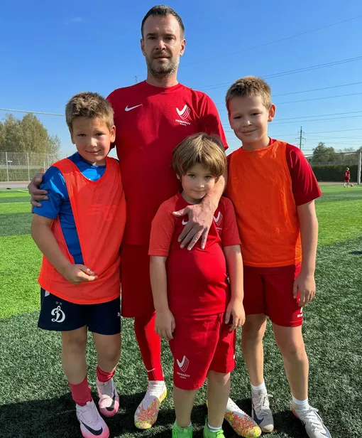 Евгений Васильев со старшими детьми