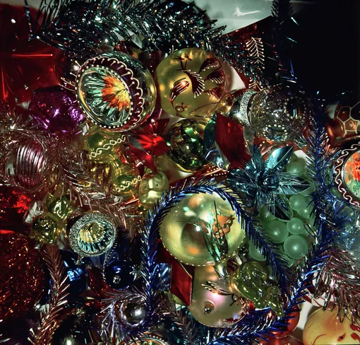 Советские игрушки и мишура вновь в тренде. Ими можно стильно украсить елку в 2026 году.