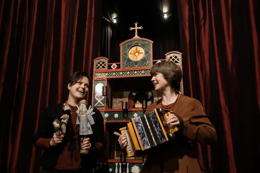 Сцена из спектакля театра «Бродячий вертеп» Сцена из спектакля театра «Бродячий вертеп»