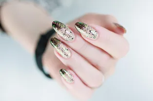 Маникюр на дачный сезон 2026: 35 фото и видео ногтей, которые выживут в огороде