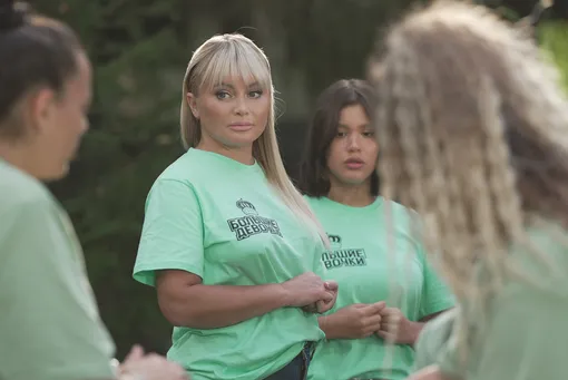 Дана Борисова и Полина Аксенова с участницами проекта «Большие девочки» Дана Борисова и Полина Аксенова с участницами проекта «Большие девочки»