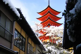 Фейерверки, подарки, ёлка — их нет! Как японцы празднуют Новый год