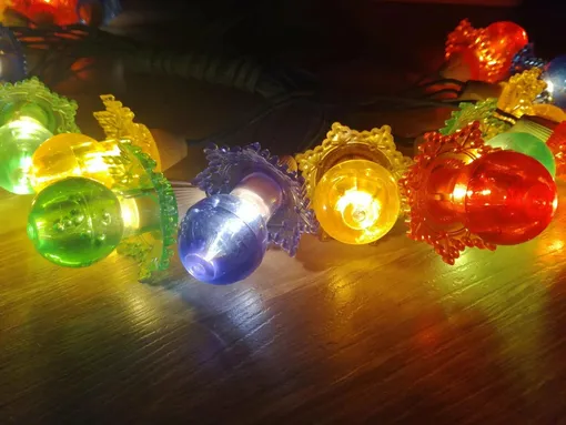 Освещение в стиле ретро: керосиновые лампы и гирлянды 90-х для уютного Нового года