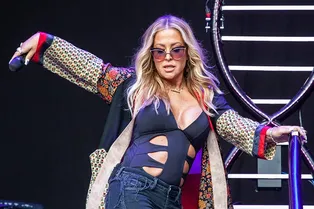 «Я боялась, что люди отвергнут меня»: 50-летняя певица Анастейша рассказала, как дважды боролась с раком