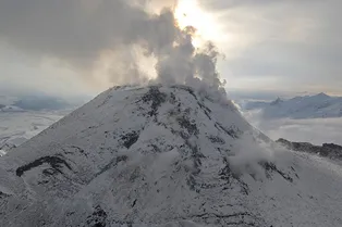 Шлейф пепла на 50 километров: на Камчатке проснулся вулкан Безымянный Шлейф пепла на 50 километров: на Камчатке проснулся вулкан Безымянный