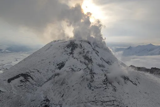 Шлейф пепла на 50 километров: на Камчатке проснулся вулкан Безымянный