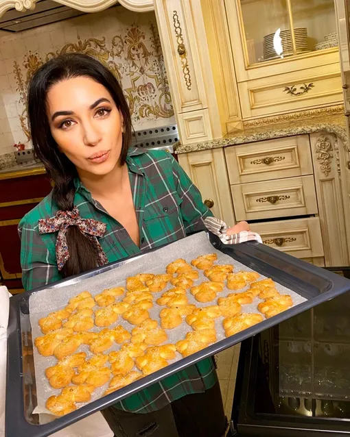 Зара показывает песочное печенье фото Зара показывает песочное печенье фото