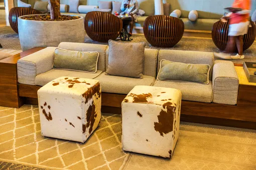 «Коровья шкура» в интерьере: как выглядит самый умный тренд 2026 года в дизайне помещений