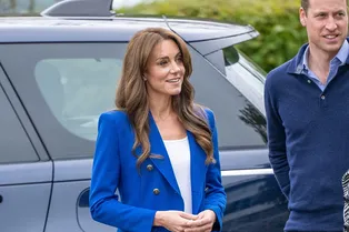 Принцесса в ударе: Кейт Миддлтон посетила спортивный центр в джинсах и даже смогла забить мяч Принцесса в ударе: Кейт Миддлтон посетила спортивный центр в джинсах и даже смогла забить мяч