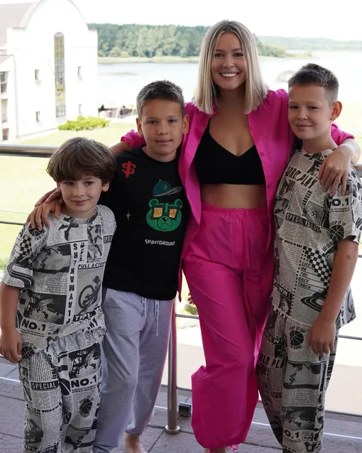 Мария Кожевникова со старшими сыновьями — Иваном, Максимом и Василием