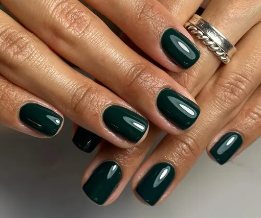 Глубокий лесной зелёный маникюр на январь 2026 Глубокий лесной зелёный маникюр на январь 2026