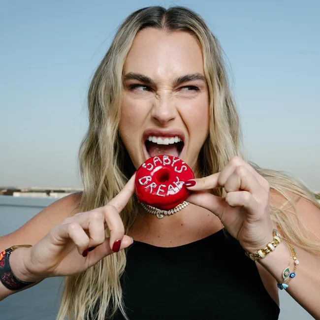 Арина Соболенко представила в Дубае коллекцию пончиков с необычными вкусами