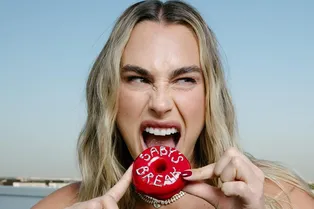 Арина Соболенко представила в Дубае коллекцию пончиков с необычными вкусами