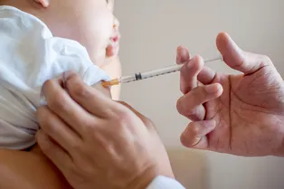 «Это наш вклад»: мать записала годовалого сына на испытание вакцины от ковида