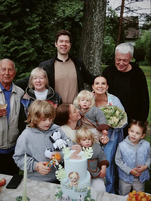 Екатерина и Александр Стриженовы с дочерью Анастасией, зятем Петром, внуками и родственниками