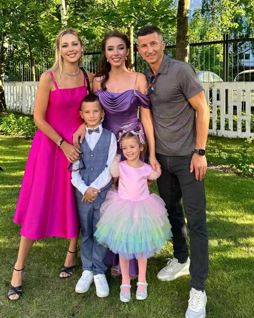 Евгений Алдонин со второй женой Ольгой, детьми: Верой, Артёмом и Анжеликой