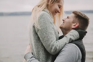 Мужчина сделал предложение девушке, но потерял кольцо. Полиция нашла и украшение, и влюбленную пару