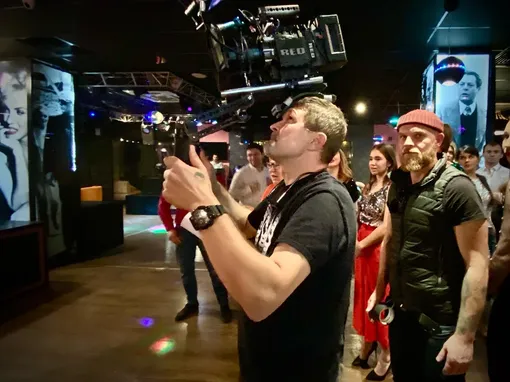 Сергей Политик (в центре) за работой