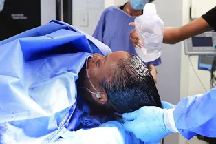 История с девушкой, уложившей волосы суперклеем, получила счастливое продолжение