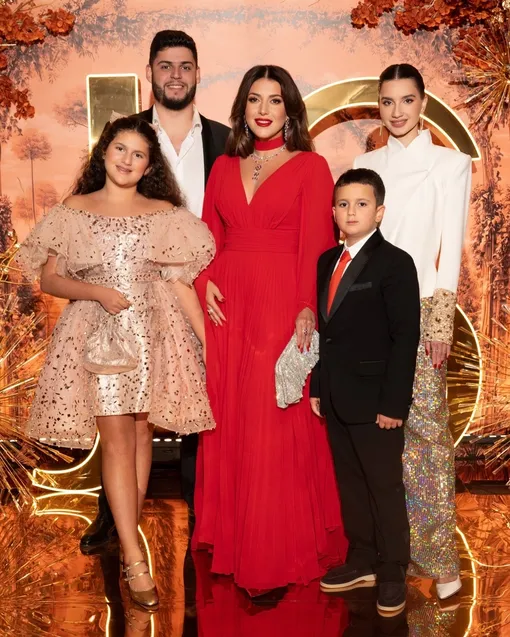 Жасмин, ее старший сын Михаил Семендуев с женой Евой, младшие дети певицы Маргарита и Мирон Жасмин, ее старший сын Михаил Семендуев с женой Евой, младшие дети певицы Маргарита и Мирон