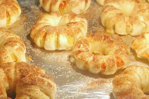 Яблоки в слоёном тесте: так быстро и вкусно вы ещё не готовили! Яблоки в слоёном тесте: так быстро и вкусно вы ещё не готовили!