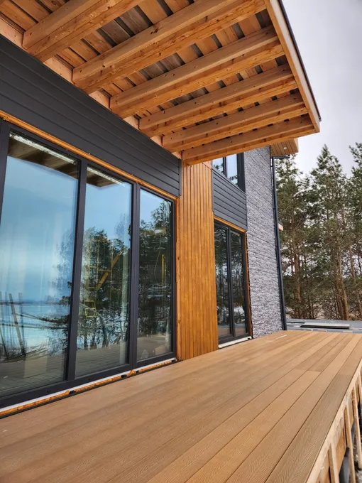 Терраса из ДПК и деревянные элементы на фасаде и навесе Терраса из ДПК и деревянные элементы на фасаде и навесе